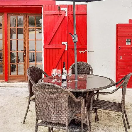 2 Bedroom Awesome In Villeneuve-les-montrea