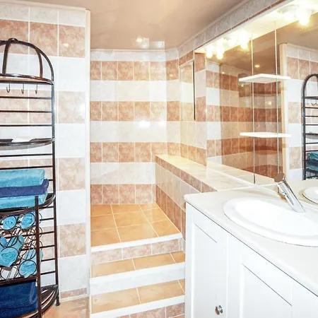 2 Bedroom Awesome In Villeneuve-les-montrea