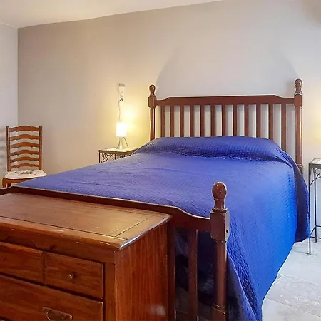 2 Bedroom Gorgeous In Villeneuve-les-montrea Apartmán *