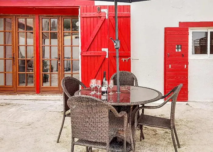 Awesome In Villeneuve-les-montrea